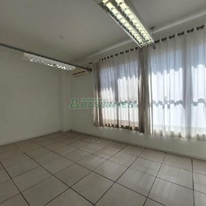 Sala com 430m², no bairro Centro em Caxias do Sul para Alugar