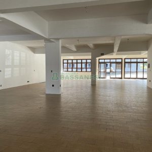 Loja com 500m², no bairro Medianeira em Caxias do Sul para Alugar
