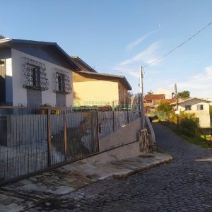 Casa com 60m², 2 dormitórios, 1 vaga, no bairro Rio Branco em Caxias do Sul para Comprar