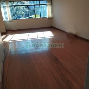 Casa Comercial com 280m², 3 dormitórios, 1 vaga, no bairro Medianeira em Caxias do Sul para Alugar
