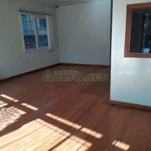 Casa Comercial com 280m², 3 dormitórios, 1 vaga, no bairro Medianeira em Caxias do Sul para Alugar