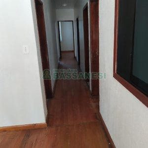 Casa Comercial com 280m², 3 dormitórios, 1 vaga, no bairro Medianeira em Caxias do Sul para Alugar