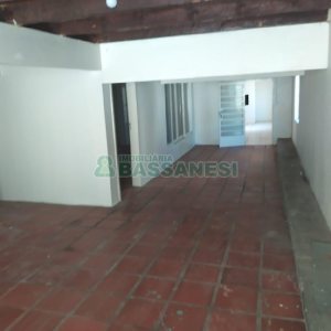 Casa Comercial com 280m², 3 dormitórios, 1 vaga, no bairro Medianeira em Caxias do Sul para Alugar