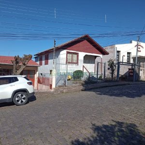 Casa com 90m², 2 dormitórios, 1 vaga, no bairro Kayser em Caxias do Sul para Comprar