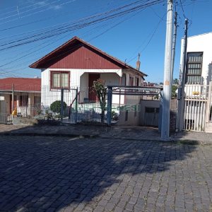 Casa com 90m², 2 dormitórios, 1 vaga, no bairro Kayser em Caxias do Sul para Comprar