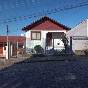 Casa com 90m², 2 dormitórios, 1 vaga, no bairro Kayser em Caxias do Sul para Comprar