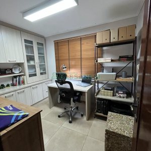 Casa com 282m², 3 dormitórios, 3 vagas, no bairro Interlagos em Caxias do Sul para Comprar