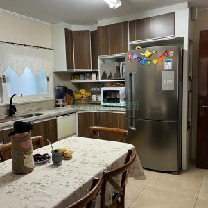 Casa com 282m², 3 dormitórios, 3 vagas, no bairro Interlagos em Caxias do Sul para Comprar