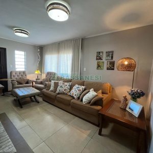 Casa com 282m², 3 dormitórios, 3 vagas, no bairro Interlagos em Caxias do Sul para Comprar