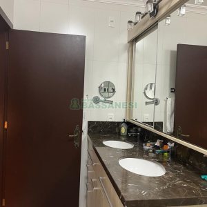 Casa com 282m², 3 dormitórios, 3 vagas, no bairro Interlagos em Caxias do Sul para Comprar