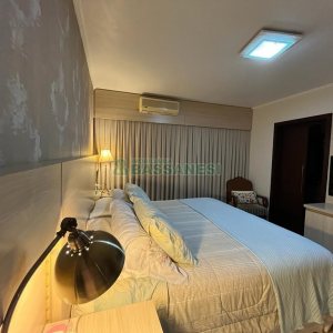 Casa com 282m², 3 dormitórios, 3 vagas, no bairro Interlagos em Caxias do Sul para Comprar