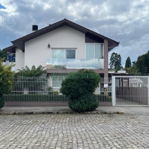 Casa com 282m², 3 dormitórios, 3 vagas, no bairro Interlagos em Caxias do Sul para Comprar