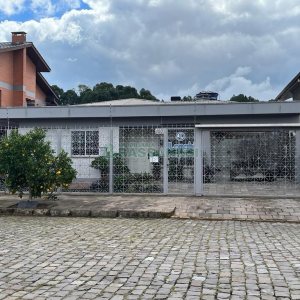 Casa com 210m², 3 dormitórios, 2 vagas, no bairro Interlagos em Caxias do Sul para Comprar