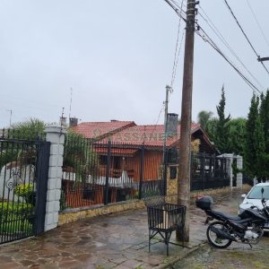 Casa com 229m², 3 dormitórios, 1 vaga, no bairro Cinqüentenário em Caxias do Sul para Comprar