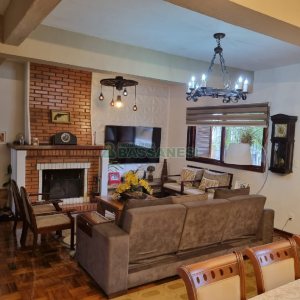 Casa com 229m², 3 dormitórios, 1 vaga, no bairro Cinqüentenário em Caxias do Sul para Comprar