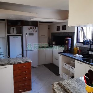Casa com 256m², 4 dormitórios, 1 vaga, no bairro Santa Catarina em Caxias do Sul para Comprar