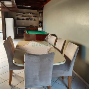 Casa com 256m², 4 dormitórios, 1 vaga, no bairro Santa Catarina em Caxias do Sul para Comprar