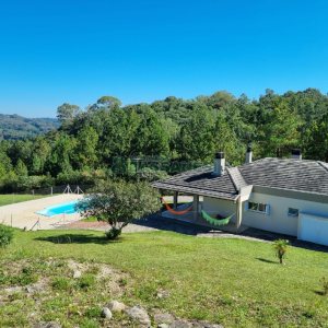 Chácara com 200m², 2 dormitórios, 2 vagas, no bairro Ana Rech em Caxias do Sul para Alugar ou Comprar