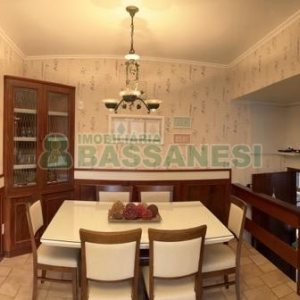 Casa com 350m², 3 dormitórios, 2 vagas, no bairro Desvio Rizzo em Caxias do Sul para Comprar