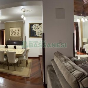 Casa com 350m², 3 dormitórios, 2 vagas, no bairro Desvio Rizzo em Caxias do Sul para Comprar