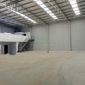 Pavilhão com 670m², no bairro Centenário em Caxias do Sul para Alugar