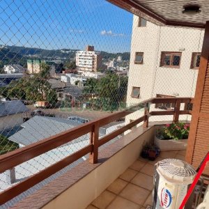 Apto Mobiliado com 117m², 3 dormitórios, 2 vagas, no bairro Cruzeiro em Caxias do Sul para Comprar