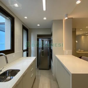 Apartamento com 98m², 2 dormitórios, 2 vagas, no bairro Vila Horn em Caxias do Sul para Comprar