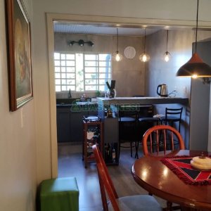 Casa com 148m², 4 dormitórios, 2 vagas, no bairro Universitário em Caxias do Sul para Comprar