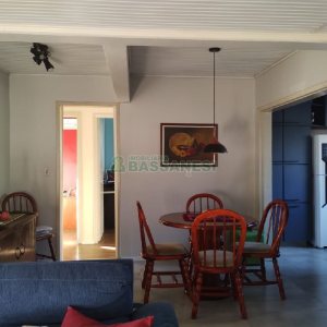Casa com 148m², 4 dormitórios, 2 vagas, no bairro Universitário em Caxias do Sul para Comprar