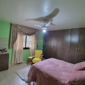 Casa com 295m², 4 dormitórios, 2 vagas, no bairro Charqueadas em Caxias do Sul para Comprar