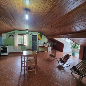 Casa com 295m², 4 dormitórios, 2 vagas, no bairro Charqueadas em Caxias do Sul para Comprar