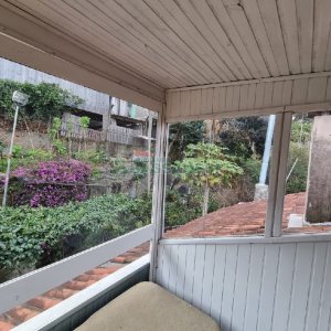 Casa com 295m², 4 dormitórios, 2 vagas, no bairro Charqueadas em Caxias do Sul para Comprar