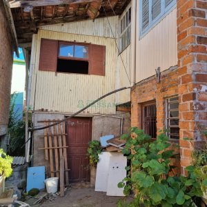 Casa com 100m², 3 dormitórios, 1 vaga, no bairro São José em Caxias do Sul para Comprar