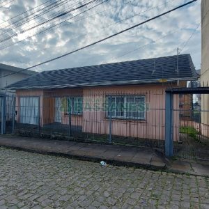 Casa com 209m², 3 dormitórios, 1 vaga, no bairro Rio Branco em Caxias do Sul para Comprar