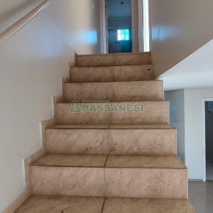 Sobrado com 83m², 2 dormitórios, 1 vaga, no bairro Desvio Rizzo em Caxias do Sul para Comprar