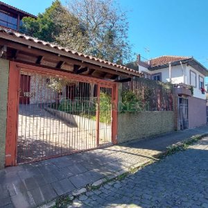 Casa com 405m², 3 dormitórios, 2 vagas, no bairro Rio Branco em Caxias do Sul para Comprar