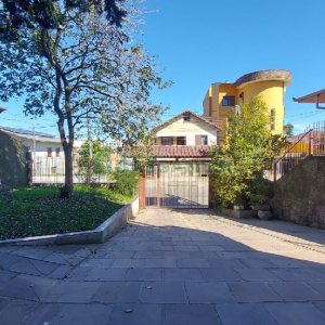 Casa com 405m², 3 dormitórios, 2 vagas, no bairro Rio Branco em Caxias do Sul para Comprar