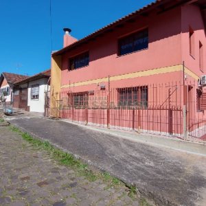 Casa com 405m², 3 dormitórios, 2 vagas, no bairro Rio Branco em Caxias do Sul para Comprar