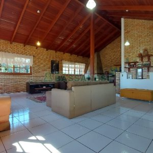 Casa com 405m², 3 dormitórios, 2 vagas, no bairro Rio Branco em Caxias do Sul para Comprar