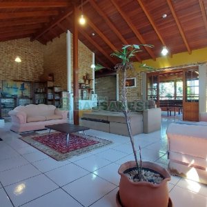 Casa com 405m², 3 dormitórios, 2 vagas, no bairro Rio Branco em Caxias do Sul para Comprar