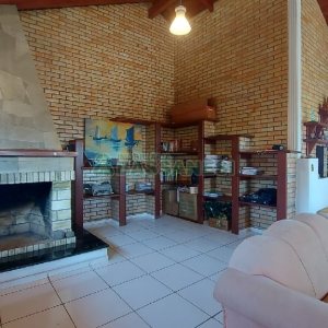 Casa com 405m², 3 dormitórios, 2 vagas, no bairro Rio Branco em Caxias do Sul para Comprar