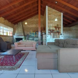 Casa com 405m², 3 dormitórios, 2 vagas, no bairro Rio Branco em Caxias do Sul para Comprar