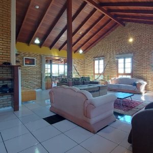 Casa com 405m², 3 dormitórios, 2 vagas, no bairro Rio Branco em Caxias do Sul para Comprar