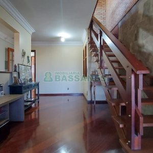 Casa com 405m², 3 dormitórios, 2 vagas, no bairro Rio Branco em Caxias do Sul para Comprar