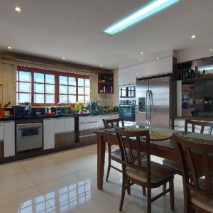 Casa com 405m², 3 dormitórios, 2 vagas, no bairro Rio Branco em Caxias do Sul para Comprar