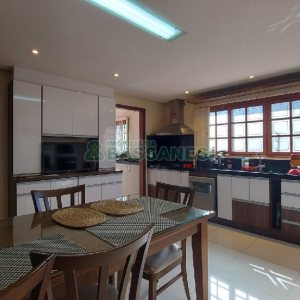 Casa com 405m², 3 dormitórios, 2 vagas, no bairro Rio Branco em Caxias do Sul para Comprar