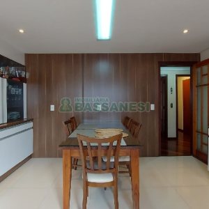 Casa com 405m², 3 dormitórios, 2 vagas, no bairro Rio Branco em Caxias do Sul para Comprar