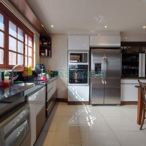 Casa com 405m², 3 dormitórios, 2 vagas, no bairro Rio Branco em Caxias do Sul para Comprar