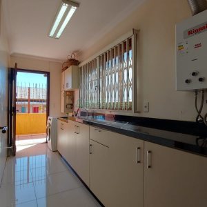 Casa com 405m², 3 dormitórios, 2 vagas, no bairro Rio Branco em Caxias do Sul para Comprar