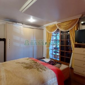 Casa com 405m², 3 dormitórios, 2 vagas, no bairro Rio Branco em Caxias do Sul para Comprar